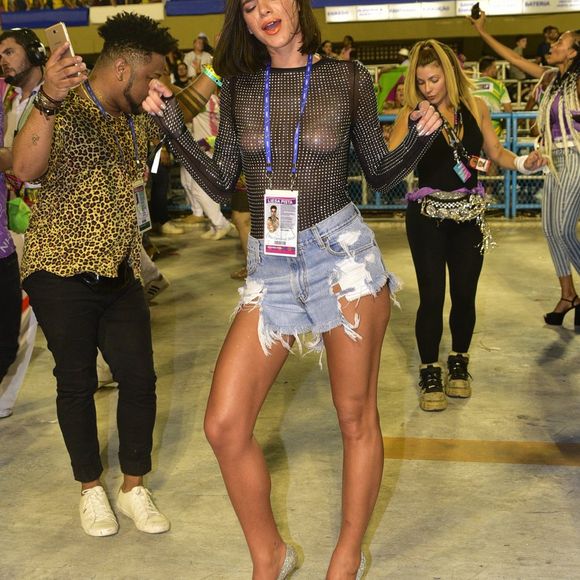 Bruna Marquezine ousou com transparência, shorts jeans e salto alto na Marquês de Sapucaí, no Rio de Janeiro (2019).