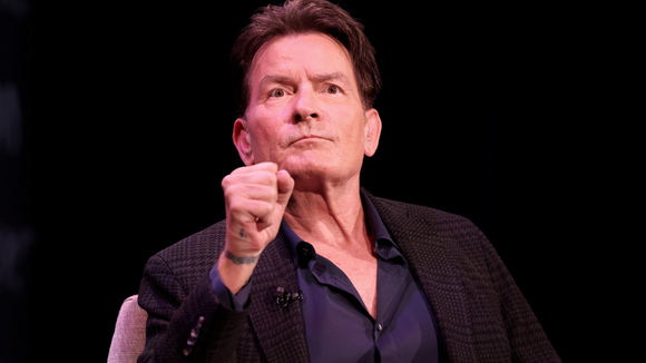 Hoje na Netflix: documentário de Charlie Sheen, astro de 'Dois Homens e Meio', expõe vício em crack, sexo com homens e hemorragia anal de 18 horas