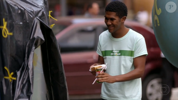Valentim, de 'Avenida Brasil', é vivido pelo ator André Luiz Miranda. Ele era o garçom do boteco de Silas (Ailton Graça)