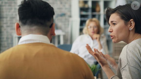 Conversar sem telas desenvolvia habilidades essenciais que hoje estão sendo reaprendidas com dificuldade.