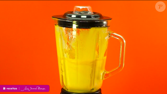 Comece batendo os ingredientes em um liquidificador, incluindo o suco de maracujá concentrado, até formar uma mistura homogênea