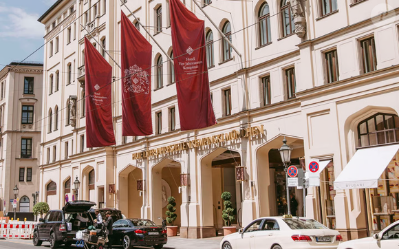 Conheça o Hotel Vier Jahreszeiten Kempinski, um dos endereços mais luxuosos da Alemanha. O cinco estrelas reúne spa, piscina aquecida, alta gastronomia e hospedou Harry Kane por meses após sua chegada ao Bayern