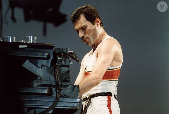 No piano, Freddie Mercury compôs outros sucessos: "Don’t Stop Me Now" e "Somebody to Love"