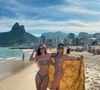 Helô Pinheiro escolheu um biquíni azul para curtir praia com a neta Bruna Pinheiro
