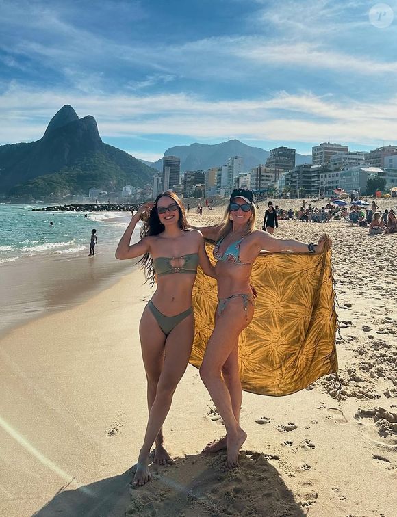 Helô Pinheiro escolheu um biquíni azul para curtir praia com a neta Bruna Pinheiro