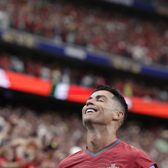 As críticas do The Athletic transformaram a despedida de Cristiano Ronaldo das Copas do Mundo em um dos assuntos mais comentados do futebol internacional, colocando as decisões de Roberto Martínez no centro do debate após a eliminação de Portugal