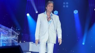 Roberto Carlos recebe neta mais nova, filha de Dudu Braga, e Sonia Abrão em show após morte de irmã Norma. Fotos