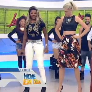 Ana Hickmann requebrou os quadris ao dançar funk no 'Hoje em Dia' desta quarta-feira, 14 de janeiro de 2015: 'É o quadradinho'