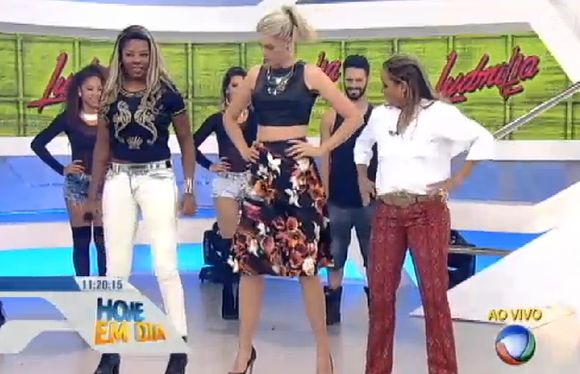 Ana Hickmann requebrou os quadris ao dançar funk no 'Hoje em Dia' desta quarta-feira, 14 de janeiro de 2015: 'É o quadradinho'