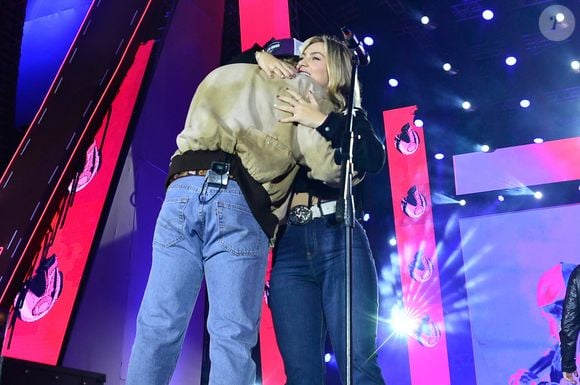 Zé Felipe e Duda Bertelli cantaram juntos na Festa do Peão de Barretos 2025