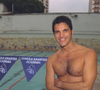 Romulo Arantes Neto faleceu precocemente em junho de 2000, aos 42 anos, em um acidente com ultraleve, mas seu legado permanece vivo tanto na televisão quanto na natação.