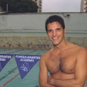 Romulo Arantes Neto faleceu precocemente em junho de 2000, aos 42 anos, em um acidente com ultraleve, mas seu legado permanece vivo tanto na televisão quanto na natação.