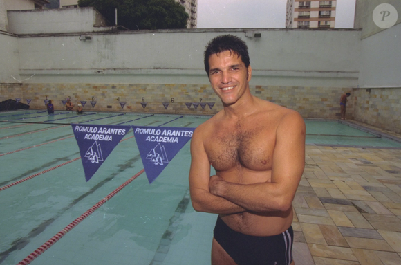 Romulo Arantes Neto faleceu precocemente em junho de 2000, aos 42 anos, em um acidente com ultraleve, mas seu legado permanece vivo tanto na televisão quanto na natação.