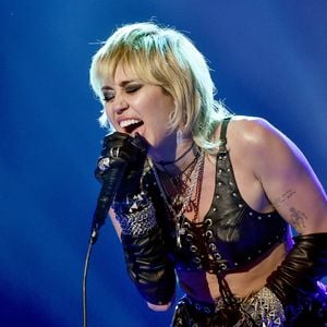 Shaggy curto já conquistou a cantora Miley Cyrus: com camadas desconectadas e acabamento despojado, o corte é apontado como uma das melhores opções para realçar a textura natural dos cabelos ondulados