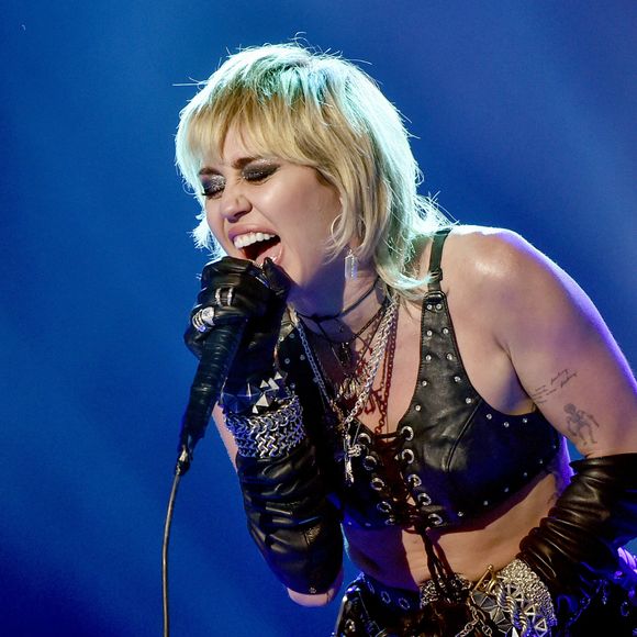 Shaggy curto já conquistou a cantora Miley Cyrus: com camadas desconectadas e acabamento despojado, o corte é apontado como uma das melhores opções para realçar a textura natural dos cabelos ondulados