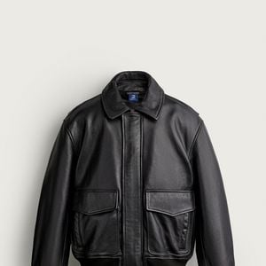 A jaqueta de couro preta minimalista, inspirada em um modelo usado por Ayrton Senna nos anos 1990, é um dos destaques da coleção especial da Zara. A peça resgata elementos do estilo pessoal do piloto e integra uma linha que aproxima o automobilismo da moda contemporânea