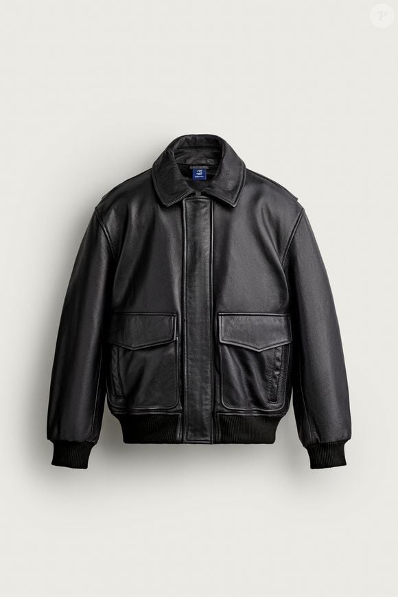 A jaqueta de couro preta minimalista, inspirada em um modelo usado por Ayrton Senna nos anos 1990, é um dos destaques da coleção especial da Zara. A peça resgata elementos do estilo pessoal do piloto e integra uma linha que aproxima o automobilismo da moda contemporânea