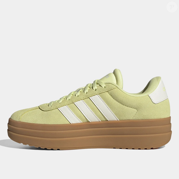 Versátil, Adidas VL Court Bold combina com looks casuais, esportivos e até produções mais leves como macaquinho jeans