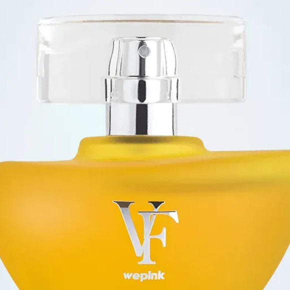 VF Honey, perfume da WePink, mostra acordes poderosos e sedutores, com cardamomo, rum, pêssego, além de baunilha e sândalo.