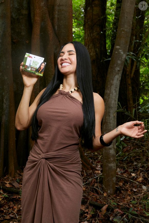 “Hoje em dia o que eu uso muito aqui, que eu tenho acesso mais fácil, é a borra de café para esfoliar o corpo. É antioxidante e clareia a pele, deixa completamente limpa, com um aspecto maravilhoso e hidratado, além de dar aquela energia”, conta. O ritual é simples: “Sempre que faço café, pego a borra, levo para o banheiro e esfolio meu corpo todo antes do banho. É um ritual de amor próprio", conta.