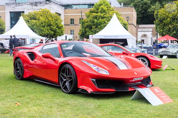 A Ferrari 488 Pista é considerada uma das joias da coleção de Mbappé e aparece como um dos carros mais valiosos da garagem do craque