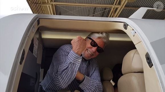 No último capítulo da novela 'Pega Pega',  Athaíde (Reginaldo Faria) faz referência à cena de 'Vale Tudo' quando o casal tentava sair do Brasil