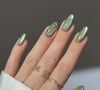 Uma dica ousada e super na moda é usar o esmalte perolado verde matcha nas suas unhas