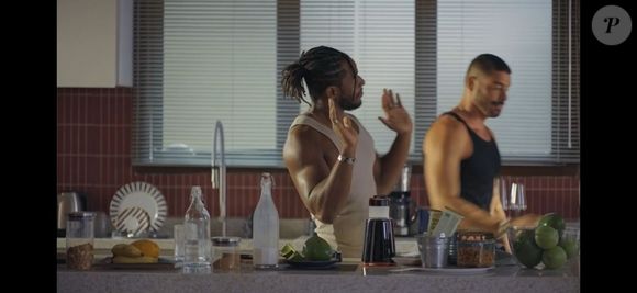 Uma conversa despretensiosa na cozinha com Franklin (Samuel Melo), César (Cauã Reymond) comenta sobre Maria de Fátima (Bella Campos).