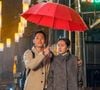 'Something in The Rain': uma mulher redescobre o amor com o irmão mais novo de sua melhor amiga, enfrentando julgamentos
