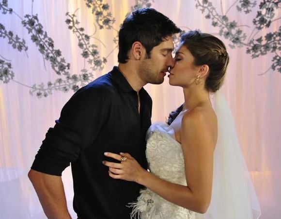 Gravidez de Grazi Massafera provocou pequena mudança na novela 'Aquele Beijo' (2011-2012), com personagem Lucena também engravidando