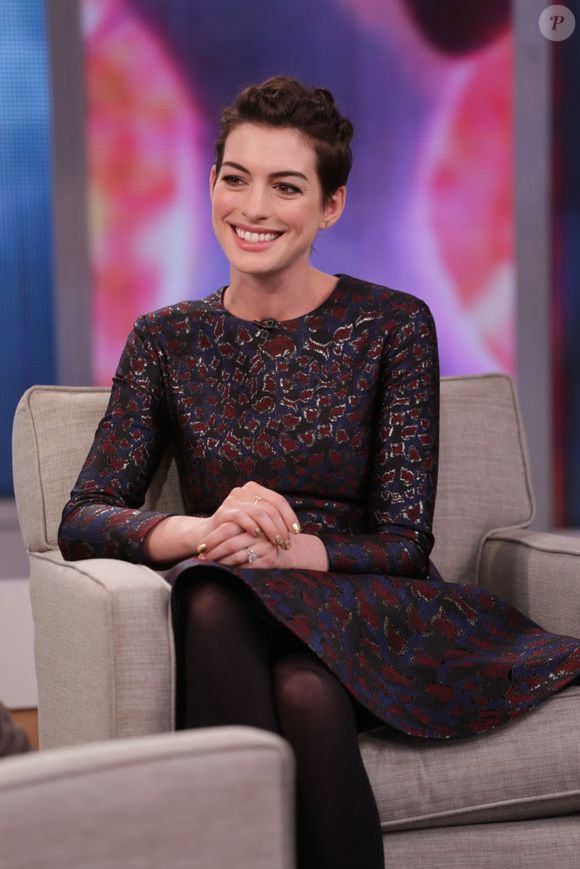 2014: Anne Hathaway, embora tenha gerado estranheza com este visual, fez sucesso logo depois