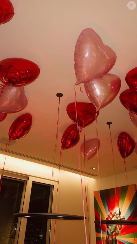 Balões de gás em formato de coração decoraram jantar de Rafaella Justus com as amigas