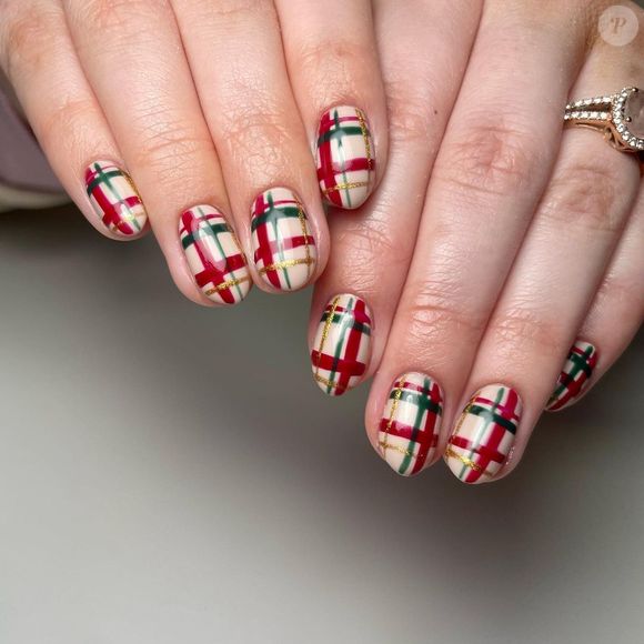 Nail art com efeito cashmere, tweed ou suéter de tricô, imitando a estética das roupas de outono estão sendo aposta das fashionistas que querem modernizar o visual