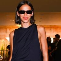 Nem marrom, nem branco: vestido preto domina 2026; descubra o jeito certo de usar modelos elegantes e frescos nesta temporada