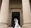 Elisa Zarzur escolheu uma criação exclusiva da Dior para seu casamento com Alexandre Negrão, realizado em Paris neste sábado (6).
Com inspiração nas curvas da natureza, o vestido de noiva de Elisa Zarzur reuniu volumes esculturais, renda artesanal e cristais em uma criação única da Dior