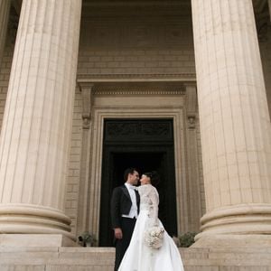 Elisa Zarzur escolheu uma criação exclusiva da Dior para seu casamento com Alexandre Negrão, realizado em Paris neste sábado (6).
Com inspiração nas curvas da natureza, o vestido de noiva de Elisa Zarzur reuniu volumes esculturais, renda artesanal e cristais em uma criação única da Dior