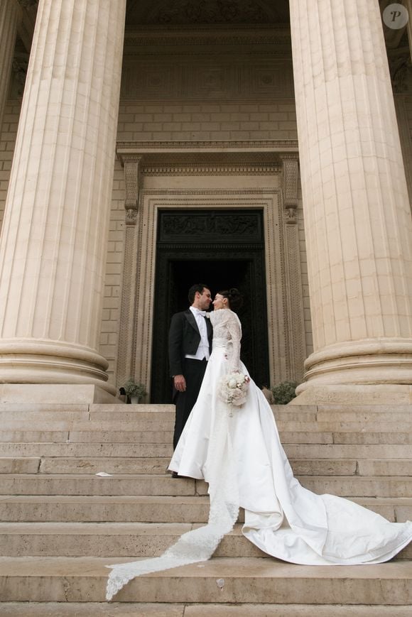 Elisa Zarzur escolheu uma criação exclusiva da Dior para seu casamento com Alexandre Negrão, realizado em Paris neste sábado (6).
Com inspiração nas curvas da natureza, o vestido de noiva de Elisa Zarzur reuniu volumes esculturais, renda artesanal e cristais em uma criação única da Dior