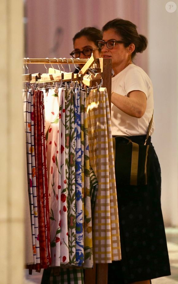Renata Vasconcellos (na frente da foto) e a irmã gêmea, a estilista Lanza Mazza, conferiram novidades nas lojas de shopping