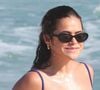 Vilã em 'Garota do Momento', Maisa Silva renova bronzeado, com biquíni hot pants, em praia na véspera da Páscoa. Fotos!