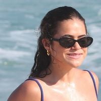 Vilã em 'Garota do Momento', Maisa Silva renova bronzeado, com biquíni hot pants, em praia na véspera da Páscoa. Fotos!