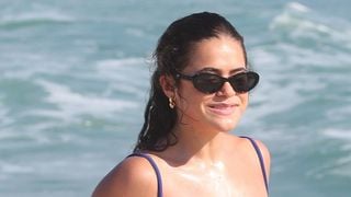 Vilã em 'Garota do Momento', Maisa Silva renova bronzeado, com biquíni hot pants, em praia na véspera da Páscoa. Fotos!