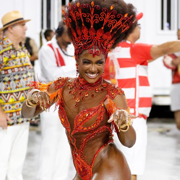 Carnaval 2025: Erika Januza é a rainha de bateria da Viradouro