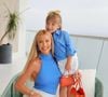 Filha de Ana Paula Siebert e Roberto Justus surgiu com mini-bolsa de R$ 14 mil combinando o acessório com a mãe em viagem de férias