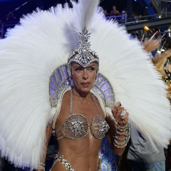 Para o desfile que homenageia o cantor Milton Nascimento, Adriane Galisteu foi vestida de 'rosa branca'