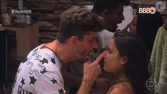 Em 2017, Marcos Harter protagonizou cenas horríveis contra Emilly Araújo, campeã daquela temporada; web apontou assédio e violência moral