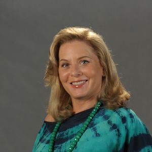 Vera Fischer falou publicamente sobre outro incômodo relacionado ao envelhecimento: a diminuição de oportunidades profissionais na televisão, algo que ela associa ao etarismo.