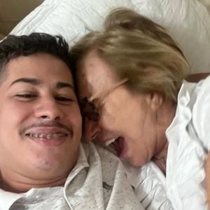 Um vídeo publicado em março mostrou Noé e Eva Michaelichen dançando juntinhos e trocando um beijo, em imagens que viralizaram nas redes sociais. Desde então, o jovem passou a compartilhar registros ao lado da mãe de Eliana, reforçando publicamente a proximidade entre os dois