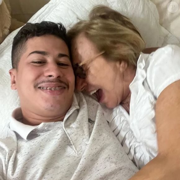 Um vídeo publicado em março mostrou Noé e Eva Michaelichen dançando juntinhos e trocando um beijo, em imagens que viralizaram nas redes sociais. Desde então, o jovem passou a compartilhar registros ao lado da mãe de Eliana, reforçando publicamente a proximidade entre os dois