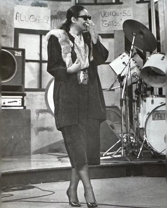 "Já fui uma 'perdida na noite', quando participava dos desfiles de moda desse programa hilário do Faustão, que fez história na TV! O Perdidos na Noite era raiz, sem frescura, puro improviso, muito humor e um bando de 'loucos' no auditório"