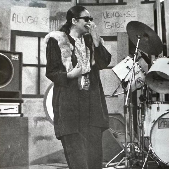 "Já fui uma 'perdida na noite', quando participava dos desfiles de moda desse programa hilário do Faustão, que fez história na TV! O Perdidos na Noite era raiz, sem frescura, puro improviso, muito humor e um bando de 'loucos' no auditório"